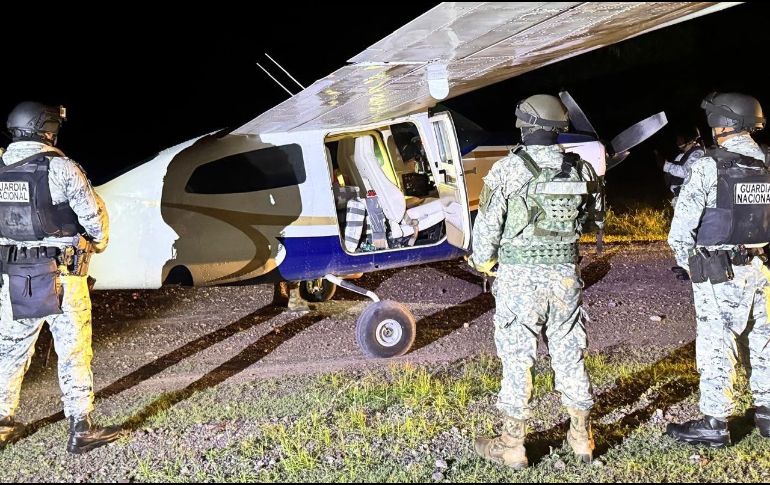 Luego de un operativo, elementos federales lograron detener en una pista clandestina de Tecomán, Colima, a tres mexicanos. ESPECIAL/X/ @OHarfuch