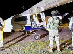 Luego de un operativo, elementos federales lograron detener en una pista clandestina de Tecomán, Colima, a tres mexicanos. ESPECIAL/X/ @OHarfuch