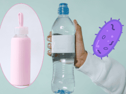 Con el uso es común que las botellas de agua adquieran olores y sabores desagradables. ESPECIAL