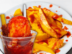 El chamoy se ha convertido en un condimento que no puede faltar a la hora de preparar botanas, escarchar vasos de bebidas como las micheladas, bañar frutas frescas, cubrir gomitas o papas fritas, e incluso como aderezo en helados. ESPECIAL / CANVA