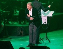 Iniciando la noche con una reverencia al público, el Poeta de la canción  arrancó el concierto con 