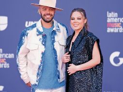 El dúo presenta su nuevo álbum en el que convocaron a amigos como Carlos Vives, Elsa y Elmar y PooBear. AP