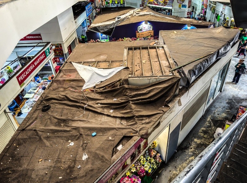 Cables, basura y telas y lonas movidas son algunos objetos acumulados en las techumbres de los locales. EL INFORMADOR / A. Navarro