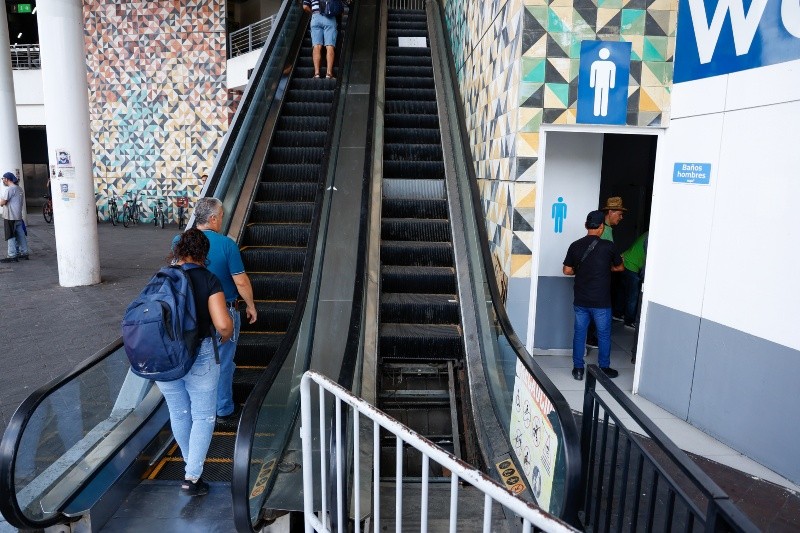  Escaleras eléctricas sin funcionamiento complican el ingreso y salida del mercado Corona. EL INFORMADOR / ARCHIVO