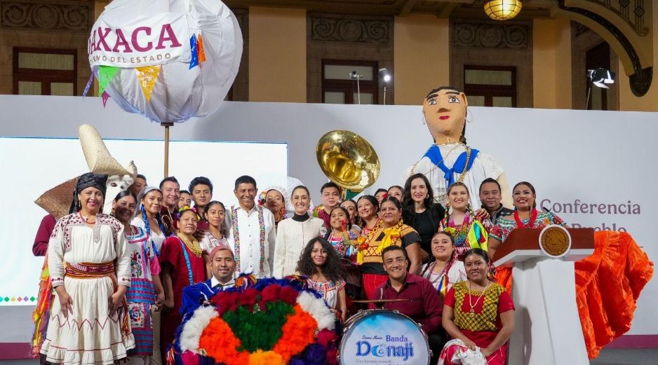 Este viernes 11 de julio, la fiesta y el color de la Guelaguetza 2025 visitaron “La Mañanera del Pueblo”, encabezada por la presidenta Claudia Sheinbaum. ESPECIAL/ GOBIERNO DE MÉXICO