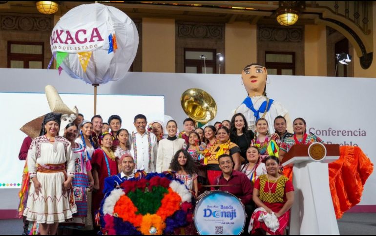 Este viernes 11 de julio, la fiesta y el color de la Guelaguetza 2025 visitaron “La Mañanera del Pueblo”, encabezada por la presidenta Claudia Sheinbaum. ESPECIAL/ GOBIERNO DE MÉXICO