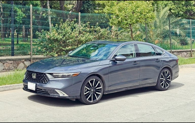 El diseño del Honda Accord combina elegancia clásica con líneas sutiles y proporciones bien equilibradas, reafirmando su carácter de sedán refinado. ESPECIAL