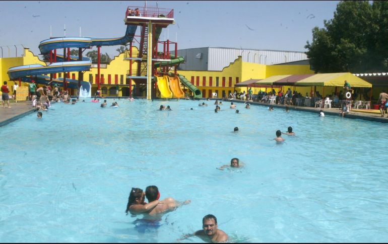 Los descuentos para adultos mayores en balnearios llegan hasta a 50%. EL INFORMADOR/Archivo