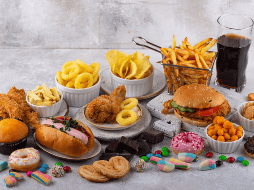 El verdadero reto está en informarse, elegir versiones más naturales o caseras, y mantener el equilibrio general de la dieta. Porque, al final del día, ningún alimento aislado determina nuestra salud: es el conjunto de nuestros hábitos lo que realmente importa. CANVA