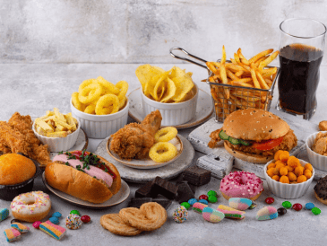 El verdadero reto está en informarse, elegir versiones más naturales o caseras, y mantener el equilibrio general de la dieta. Porque, al final del día, ningún alimento aislado determina nuestra salud: es el conjunto de nuestros hábitos lo que realmente importa. CANVA