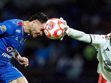 Ricardo Gutiérrez, portero de Mazatlán impide un remate de Lorenzo Farevelli. La Máquina y los Cañoneros se neutralizaron en la cancha del estadio Olímpico Universitario. EFE/S. Gutiérrez