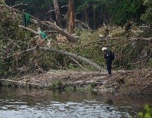 Mientras cae una fuerte lluvia este domingo, el Servicio Meteorológico Nacional advirtió que el río Guadalupe podría elevarse a casi 4.6 metros para esta misma tarde. AP/E. GAY