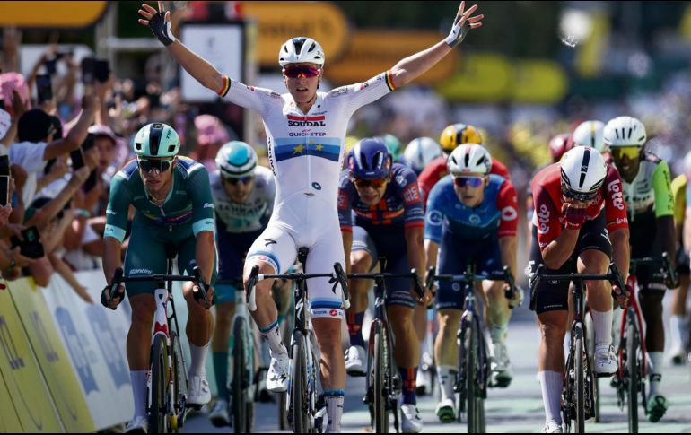 El pelotón del Tour de Francia voló impulsado por los vientos del Loira. AFP