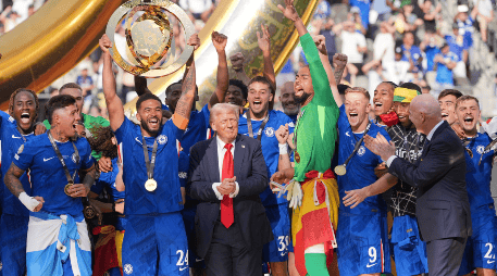 Donald Trump. El presidente de Estados Unidos, además de entregar el trofeo al Chelsea y unirse a los festejos como si fuera un jugador más, confesó quién es el mejor futbolista de la historia, según él. AP / S. Wenig
