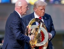 Donald Trump entregó la copa de campeón al capitán del Chelsea, Reece James, quien se sorprendió cuando el presidente estadounidense no abandonó el escenario y se quedó a celebrar con ellos. EFE / ARCHIVO