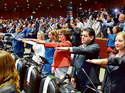 Diputados cobran millones por levantar la mano