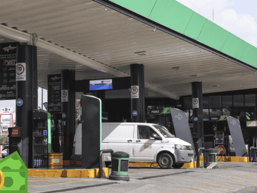 Profeco ofrece herramientas como la app "Litro x Litro", la cual permite a los usuarios localizar las estaciones de servicio con los precios más accesibles. EL INFORMADOR/ARCHIVO