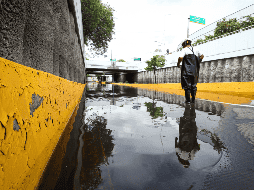 También se presentan encharcamientos sobre Av. López Mateos a la altura de Bugambilias y Puerta de Hierro Sur, toma tus precauciones. EL INFORMADOR/ H. Figueroa