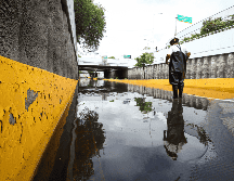 También se presentan encharcamientos sobre Av. López Mateos a la altura de Bugambilias y Puerta de Hierro Sur, toma tus precauciones. EL INFORMADOR/ H. Figueroa