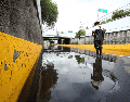 También se presentan encharcamientos sobre Av. López Mateos a la altura de Bugambilias y Puerta de Hierro Sur, toma tus precauciones. EL INFORMADOR/ H. Figueroa