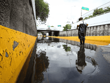 También se presentan encharcamientos sobre Av. López Mateos a la altura de Bugambilias y Puerta de Hierro Sur, toma tus precauciones. EL INFORMADOR/ H. Figueroa