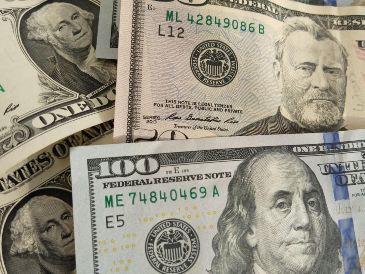 En el acumulado semanal, la divisa estadounidense logró avanzar un 1%. UNSPLASH