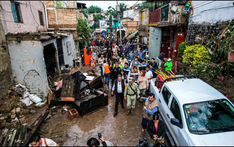 El alcalde de Zapopan, Juan José Frangie, acudió esta mañana a la zona para brindar apoyo a los afectados. EL INFORMADOR/A. Navarro