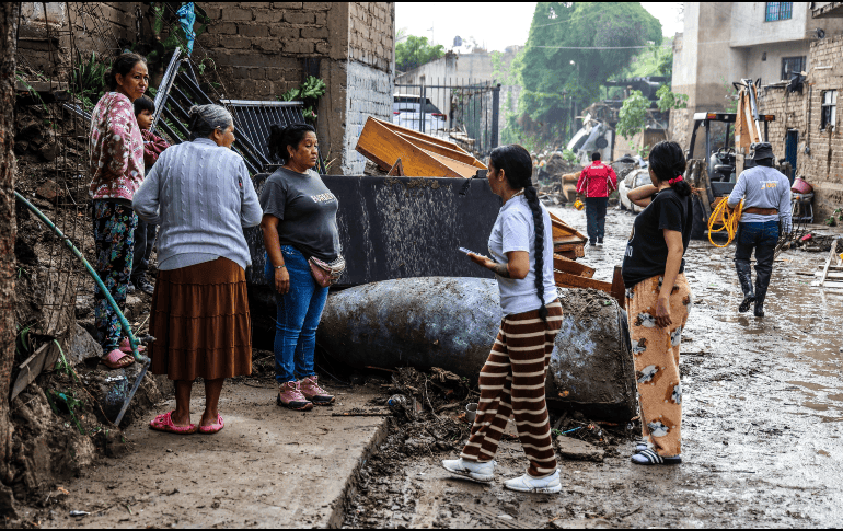 Vecinos afectados por las inundaciones en La Martinica. EL INFORMADOR/A. Navarro