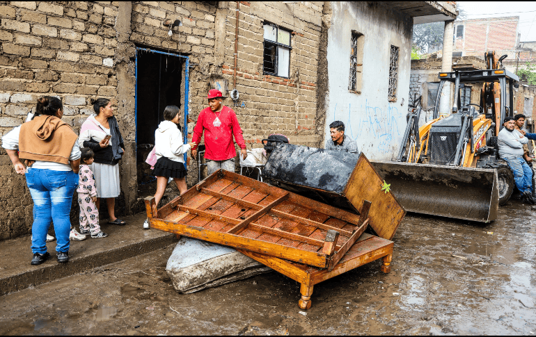 Vecinos afectados por las inundaciones en La Martinica. EL INFORMADOR/A. Navarro