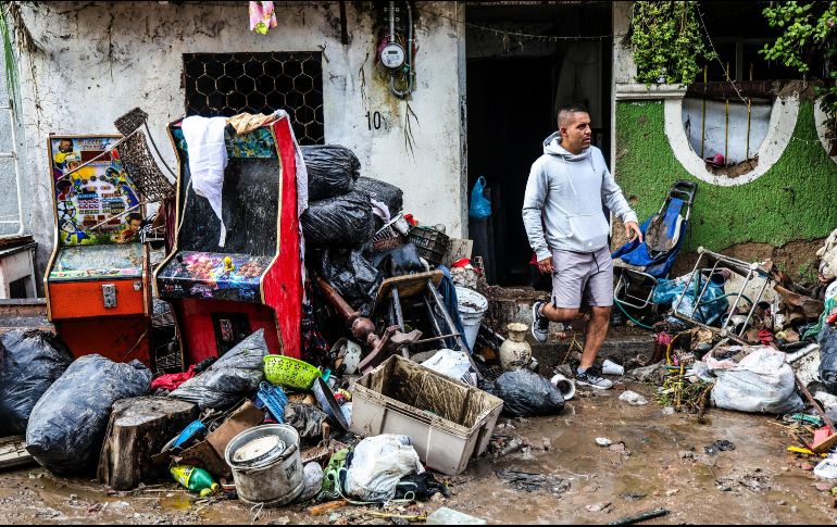 Las personas que habitan las viviendas de esa colonia, se han dedicado a sacar de las casas sus muebles y otras pertenencias, muchas de estas que quedaron inservibles bajo el lodo o dentro del agua. EL INFORMADOR / ARCHIVO