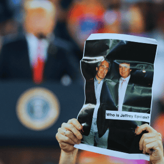 Trump arremete contra sus propios seguidores ante caso de Jeffrey Epstein