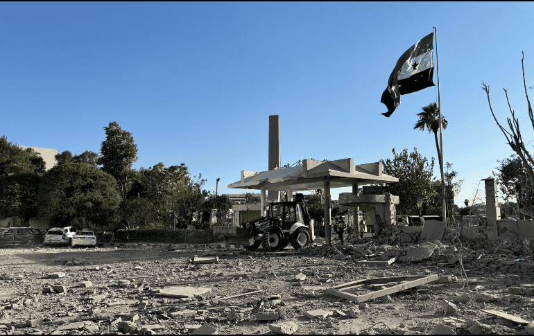 Israel lanzó hoy una fuerte oleada de bombardeos contra las inmediaciones del cuartel general del Estado Mayor y del Palacio Presidencial en Damasco, lo que causó la muerte de tres personas y heridas a otras 34. EFE / M. Al Rifai