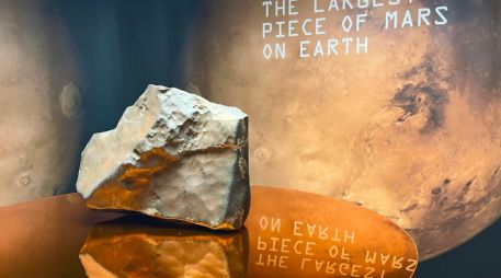 Fotografía que muestra el meteorito más grande de Marte expuesto este 8 de julio de 2025, en la casa de subastas de Sotheby's en Nueva York. EFE/A. Gallego