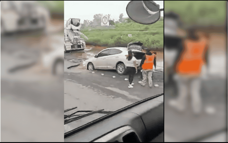 Decenas de automóviles se vieron afectados por caer en uno de tantos hoyos que hay en este trayecto. ESPECIAL