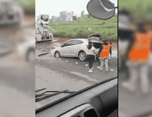 Decenas de automóviles se vieron afectados por caer en uno de tantos hoyos que hay en este trayecto. ESPECIAL