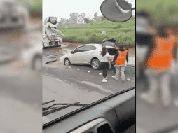 Decenas de automóviles se vieron afectados por caer en uno de tantos hoyos que hay en este trayecto. ESPECIAL