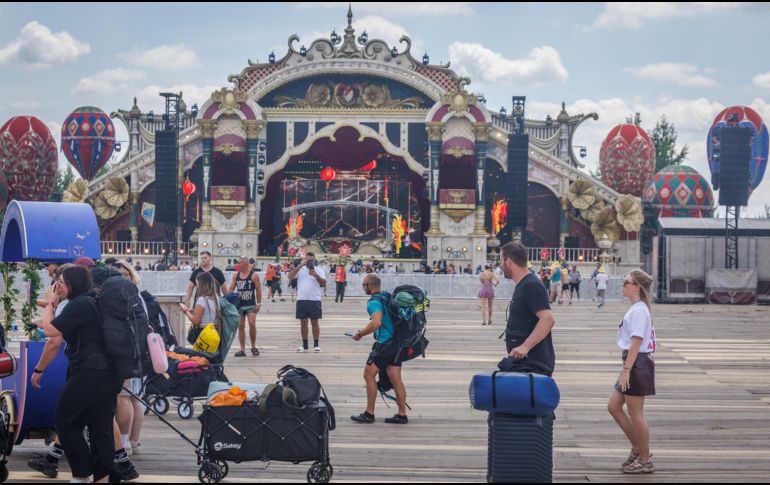 Los organizadores del evento dijeron estar trabajando en posibles soluciones para el escenario principal. EFE/O. Matthysefe