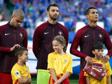 Rui Patricio en medio de Pepe y Cristiano Ronaldo, parte de la mejor Selección portuguesa de la historia. AP/Archivo