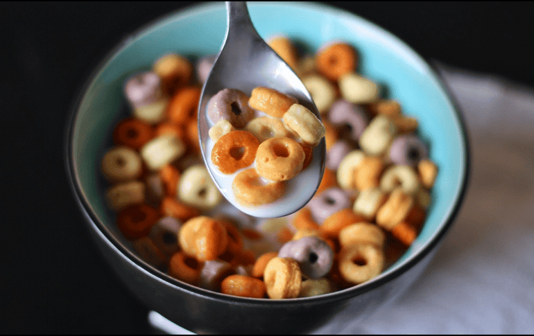 El cereal con leche, lejos de ser un desayuno universalmente saludable, requiere una evaluación crítica por parte del consumidor.  CANVA