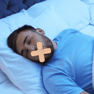 "Mouth taping" es la nueva y peligrosa moda para dormir con una cinta en la boca