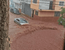 Las grabaciones muestran avenidas principales completamente inundadas, automovilistas atrapados y corrientes de agua que alcanzaron niveles inusuales.ESPECIAL