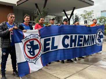 Aficionados de Cruz Azul se hicieron presentes en el hotel de concentración del equipo, para alentar al plantel de cara a su compromiso ante Atlas en la jornada 2 del Torneo Apertura 2025. EL INFORMADOR / F. Ramírez