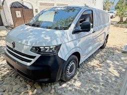 La nueva Transporter 2025 luce un diseño más robusto y moderno, con líneas limpias que refuerzan su carácter funcional y profesional. ESPECIAL