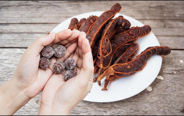El sabor agridulce del tamarindo, así como su versatilidad, lo convierten en un ingrediente popular para salsas, bebidas, postres y dulces. ESPECIAL / CANVA