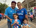 Octavio Ángeles, en compañía de su familia, espera impregnar en sus hijos el cariño por Cruz Azul. EL INFORMADOR.