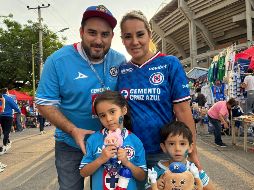 Octavio Ángeles, en compañía de su familia, espera impregnar en sus hijos el cariño por Cruz Azul. EL INFORMADOR.