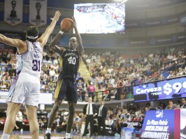 Chavanghn Lewis fue el mejor anotador de Jalisco con 21 puntos. X/AstrosJalisco