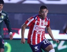 El hijo del “Negrito” Sandoval se unió a la lista de jugadores que han visto actividad en el máximo circuito ante de los 18 años. ESPECIAL / CHIVAS