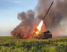 Los ataques más fuertes golpearon el distrito Darnytskyi de Kiev, donde un jardín de infancia, un supermercado y unos almacenes se incendiaron. ESPECIAL / MINISTERIO RUSO DE DEFENSA / AP