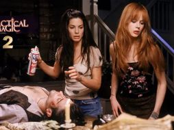 La trama sigue a Sally y Gillian Owens, dos mujeres criadas por sus tías en un pequeño pueblo donde deben enfrentar tanto los prejuicios de su entorno como una antigua maldición familiar que impide a las mujeres de su linaje encontrar el amor verdadero.  ESPECIAL/WARNERBROS